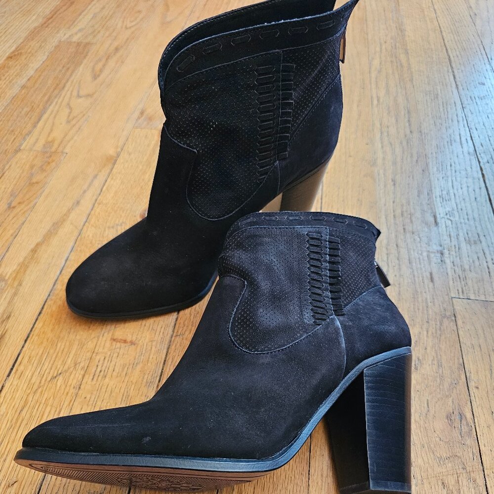 NWOT 💕Vince Camuto💕 Never Worn Black Suede Booties